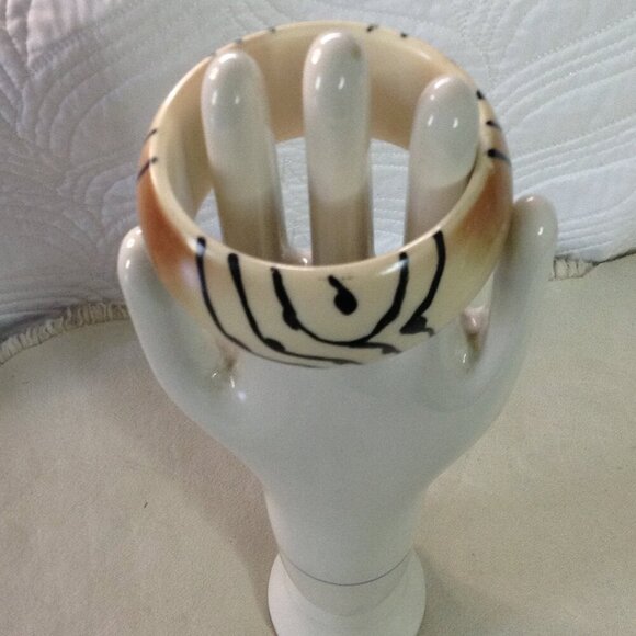 VTG (Possible Lucite) Chunky Bangle Bracelet; Off White Abstract design, Stylish - Picture 2 of 2